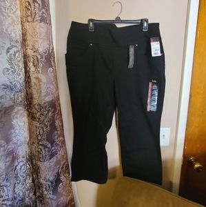 NWT-- 18W Black Lee Sculpting Capris
